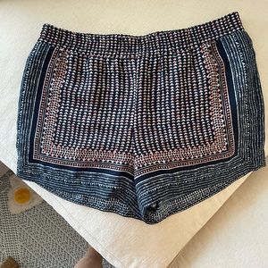 BcbgMaxazria printed short 💖